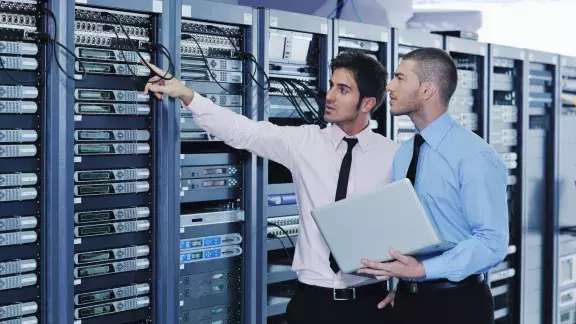 Zwei Männer kontrollieren Server-Räume